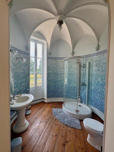 a bathroom with two sinks and a tub and a toilet at Queen's Escape in Martel