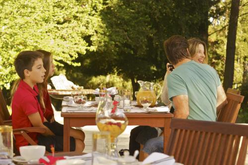 un gruppo di persone sedute a un tavolo di Edenbrook Country Manor a Plettenberg Bay