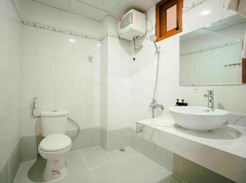 a bathroom with a white toilet and a sink at Chinh Thuỷ Hotel in Sầm Sơn