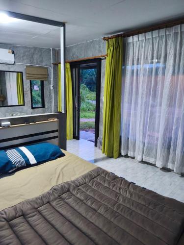 Un pat sau paturi într-o cameră la Chonnapha Homestay