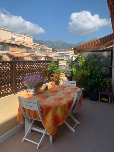 Relax Au Soleil - Studio avec grande terrasse - Proche de la plage 100 m et du centre ville