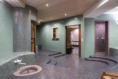 ein Badezimmer mit einer Toilette mitten im Raum in der Unterkunft Hotel & Residence Rose in Sterzing