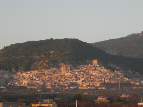 una ciudad en una colina frente a una montaña en Casa de Lozano y Rueda, en Moratalla