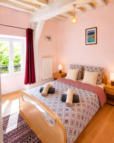 a bedroom with a large bed with pillows on it at Évasion Familiale à Essises - Proche des vignobles in Essises