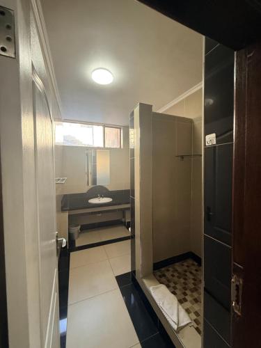 ein Badezimmer mit Dusche und Waschbecken in der Unterkunft CapePod City Centre in Kapstadt