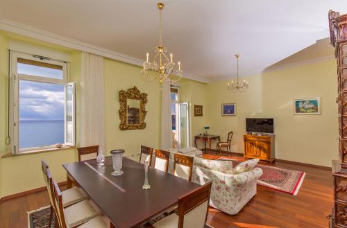 Luxury Seafront Apartment Banje
