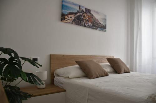 a bedroom with a bed and a picture on the wall at Sunny Apartment in La Spezia