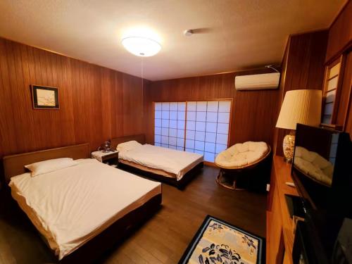 a small bedroom with two beds and a window at MAPLE HOUSE - Vacation STAY 13294v in Tsuru 