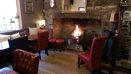 a living room with a fire place and a fireplace at The Globe Inn in Chagford