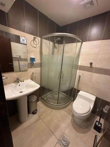 a bathroom with a shower and a toilet and a sink at فندق برج السيف in Mecca