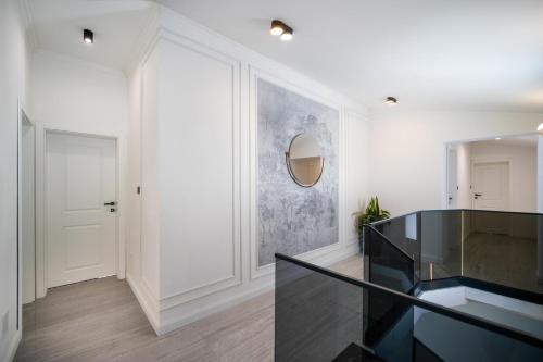 a hallway with a black staircase and a mirror at Villa Christy in Čara