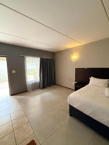 Llit o llits en una habitació de The Eden Hotel Germiston