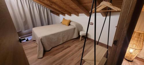 a small bedroom with a bed and a window at A Bodega da Xesteira in Melón