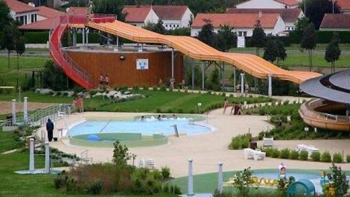 des montagnes russes dans un parc avec un toboggan dans l'établissement Gîte Debussy, aux Herbiers