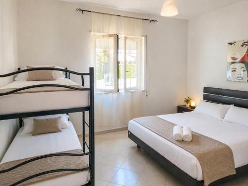 a bedroom with two bunk beds and a window at Casa Onde Chiare - Pizzo Beach Club 16G in Fondaco Vecchio