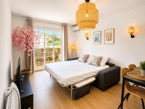Appartement une chambre rénové avec balcon et parking