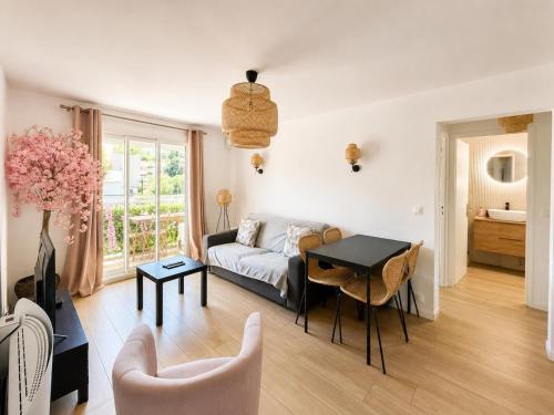 Appartement une chambre rénové avec balcon et parking