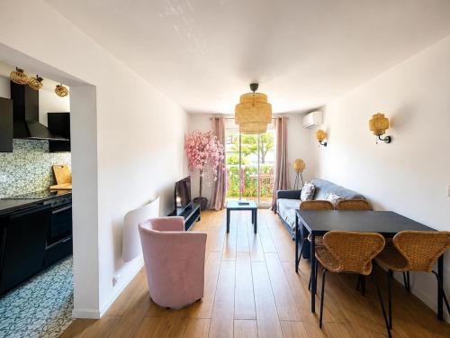 Appartement une chambre rénové avec balcon et parking