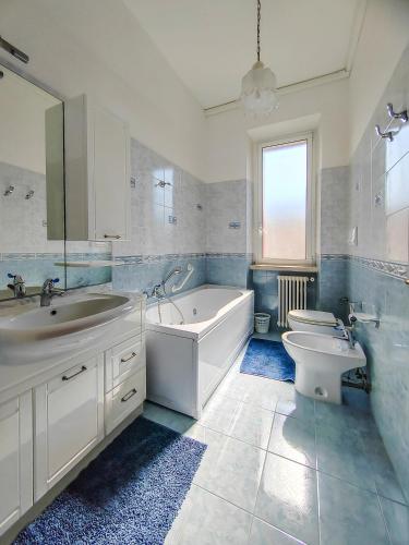 a bathroom with two sinks and a tub and a toilet at Casa Arcobaleno in Conversano
