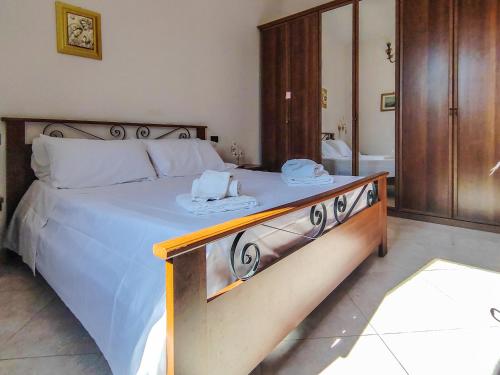 a bedroom with a bed with two towels on it at Casa Arcobaleno in Conversano