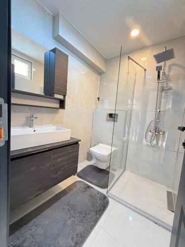 a bathroom with a sink and a shower and a toilet at Luxury villa in mountain in Geyikbayırı