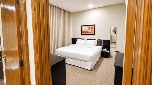 a hotel room with a bed and a desk at Dome Al Sulaimaniah in Riyadh