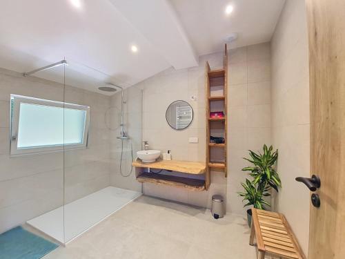 a bathroom with a shower and a sink at Maison 8 pers rénovée nature, calme, proche Vosges in Colroy-la-Roche