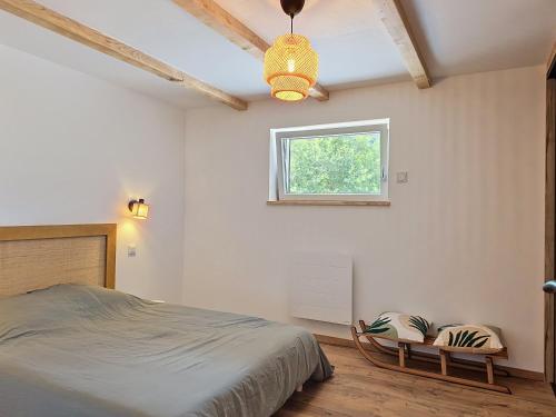 a bedroom with a bed and a window at Maison 8 pers rénovée nature, calme, proche Vosges in Colroy-la-Roche