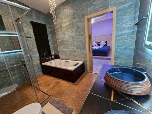 a bathroom with a tub and a toilet and a sink at 185 HomeStay Chiangmai 185 โฮมสเตย์ เชียงใหม่ in Hang Dong