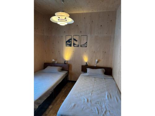 zwei Betten in einem kleinen Zimmer mit Licht in der Unterkunft Cottage B&M - Vacation STAY 05964v in Usa