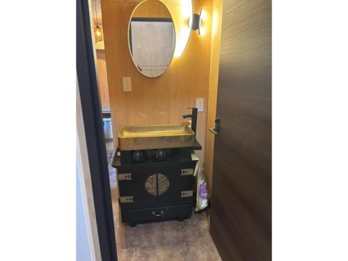 ein Badezimmer mit Waschbecken und Spiegel in der Unterkunft Cottage B&M - Vacation STAY 05964v in Usa