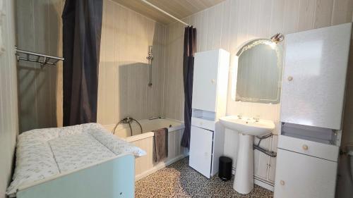 a small bathroom with a sink and a mirror at Domaine Les Tourelles - Gîte 2 in Caffiers
