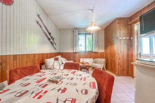 a dining room with a table and chairs at L'Argentière - Nature - Calme - Ski in Le Bourg d'oisans