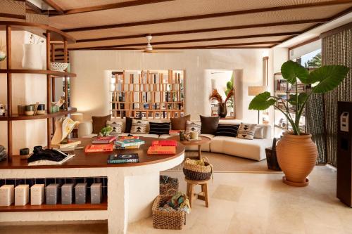 ein Wohnzimmer mit Sofa und Tisch in der Unterkunft Zel Mallorca in Palmanova