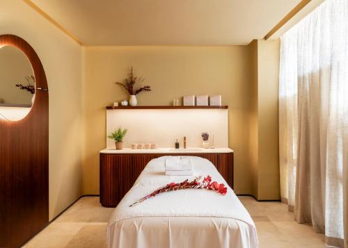 ein Massageraum mit Liege und Spiegel in der Unterkunft Zel Mallorca in Palmanova