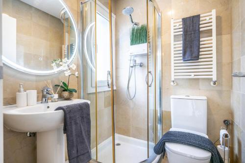 a bathroom with a toilet and a sink and a shower at Casa Cedro - Modern Golf Resort in Torre-Pacheco