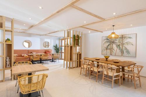 a dining room with a table and chairs at SOL by Meliá Cala d'Or Apartamentos in Cala d´Or