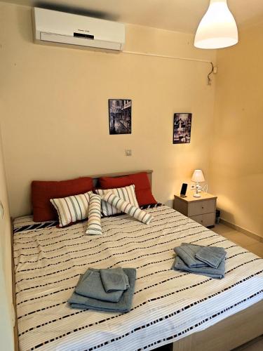 ein Schlafzimmer mit einem großen Bett, auf dem zwei Handtücher liegen in der Unterkunft Studio Open Horizons in Galaxidi