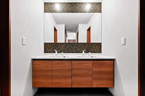 a bathroom with two sinks and a mirror at VIOLET GARDEN - Vacation STAY 37201v in Furano