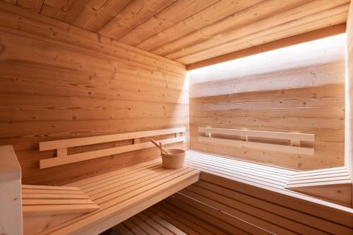 Chalet Zen Altitude Luxury Chalet with Hot Tub Sauna