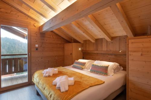Chalet Zen Altitude Luxury Chalet with Hot Tub Sauna