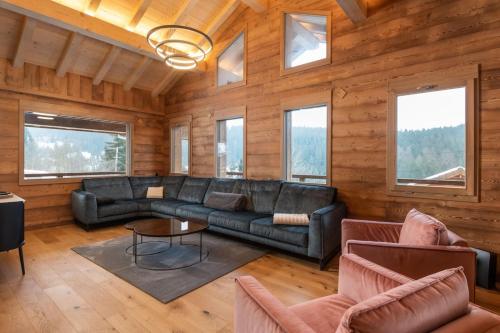Chalet Zen Altitude Luxury Chalet with Hot Tub Sauna