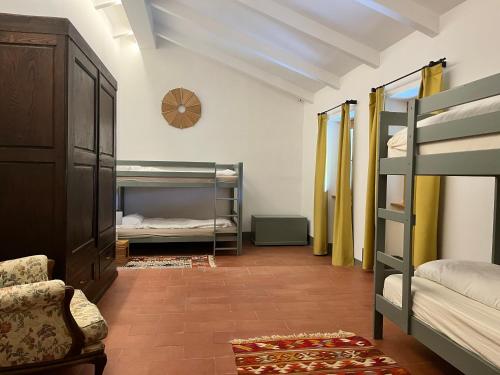a room with two bunk beds and a couch at Vista Romena in Pratovecchio