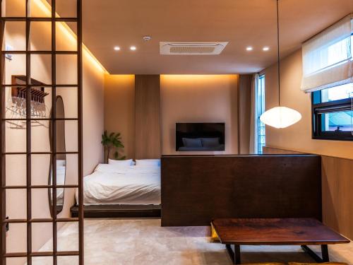 a bedroom with a bed and a tv in a room at 목포 미유스위트 호텔 in Taeban-dong