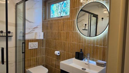 a bathroom with a sink and a mirror at Huisje Piet in Hoenderloo