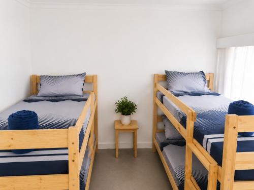 two bunk beds in a room with a window at Die Ou Lady - Dwarskersbos in Velddrif