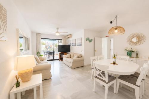 Family Holidays - La Carihuela, Piscina y Parking
