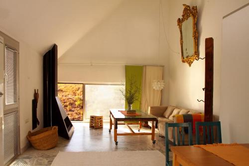 a living room with a table and a couch at Casa de las Letrinas Alta, 2 Habt 5 más 1 Pers max chimenea con horno in Puerto de la Laja