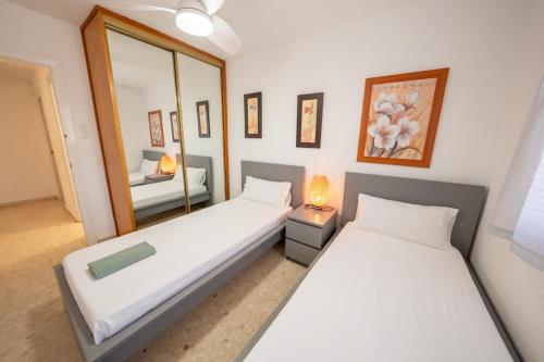 Family Holidays - La Carihuela, Piscina y Parking