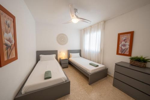 Family Holidays - La Carihuela, Piscina y Parking